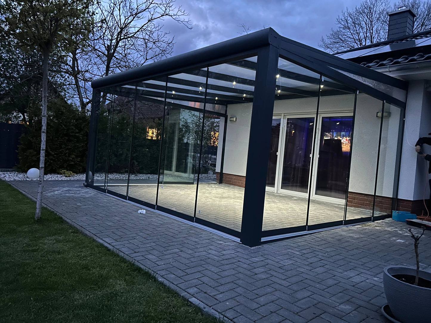 Alu Premium Kaltwintergarten Innenansicht Abends Außenansicht