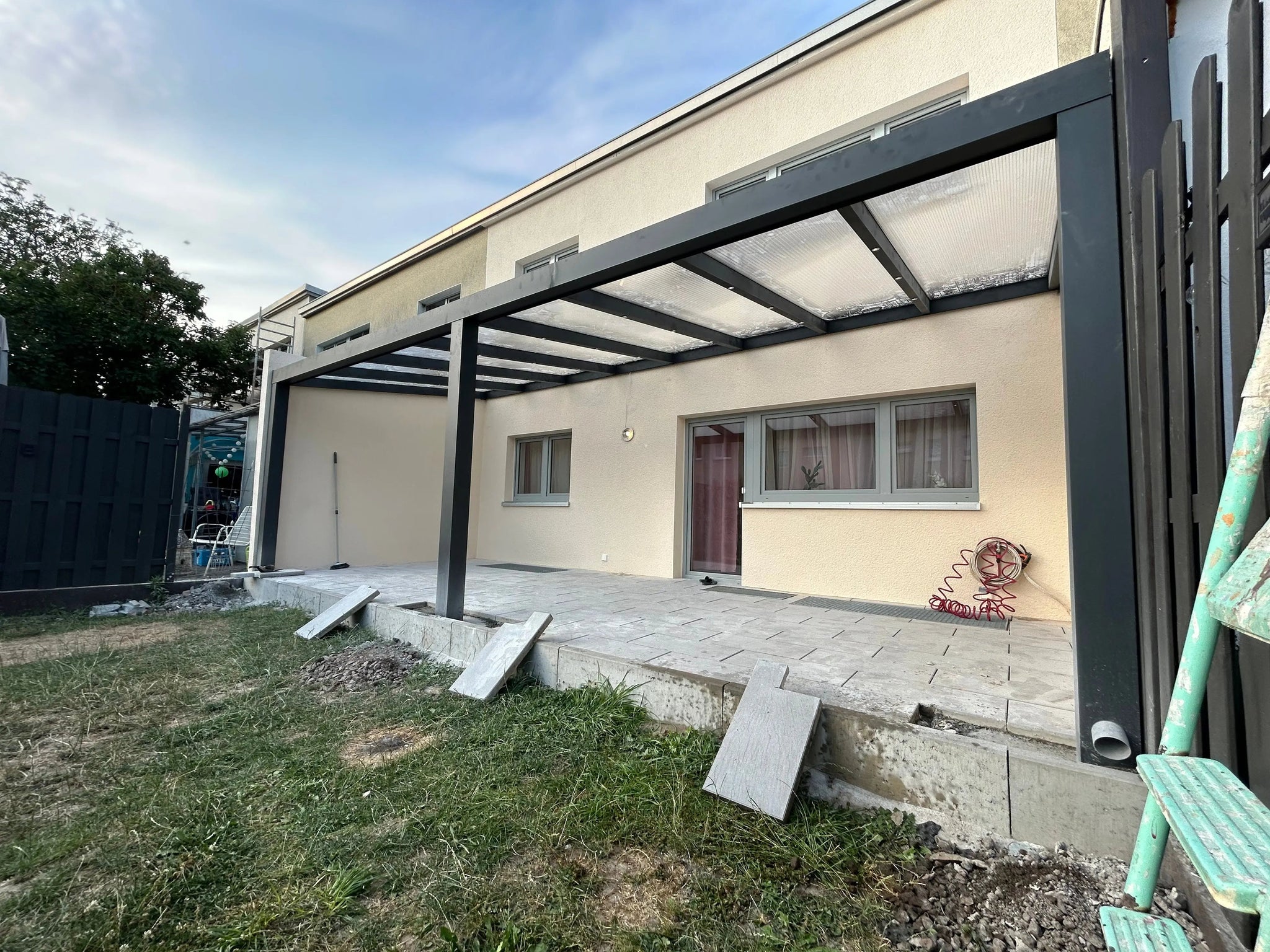 Alu Premium Terrassenüberdachung im Aufbau